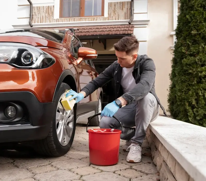 Lavage auto à domicile Bellegarde-Marsal : professionnel intervenant sur un véhicule